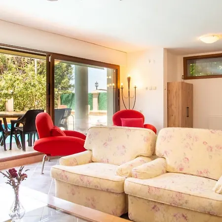 Enchanting With Backyard In Cesme Near Daire *