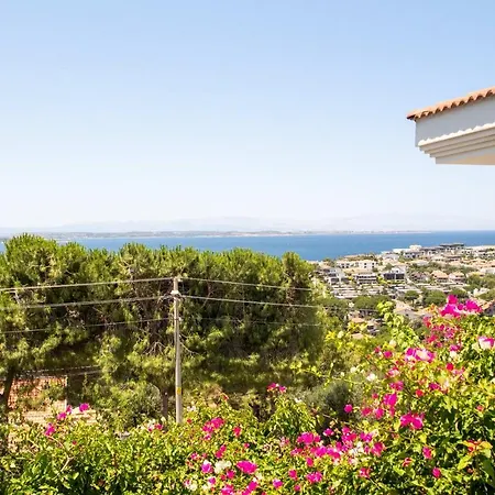 Enchanting With Backyard In Cesme Near شقة