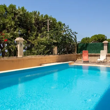 Enchanting With Backyard In Cesme Near شقة *