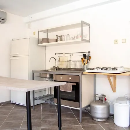 Enchanting With Backyard In Cesme Near شقة
